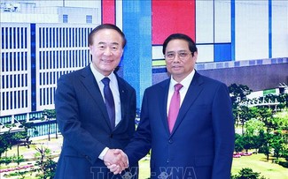 លោកនាយករដ្ឋមន្ត្រី Pham Minh Chinh អញ្ជើញទៅទស្សនាមជ្ឈមណ្ឌល Semiconductor របស់ Samsung Group