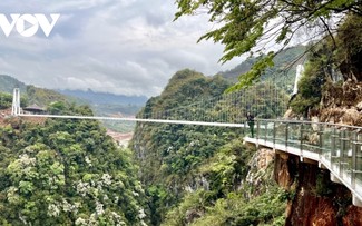 Bach Long, the world's longest glass bridge recognized by Guinness World Records