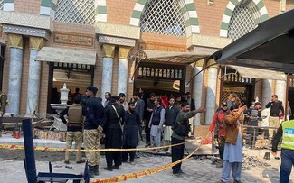 Suicide bombing at Pakistan mosque: 200 casualties, all localities put on alert