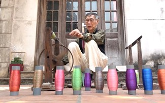 Veteran artisan defies modern technology to preserve Van Phuc silk's identity