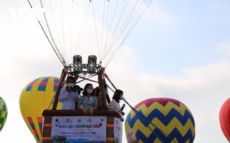 First hot-air balloon festival held in Thang Binh beach, Quang Nam 