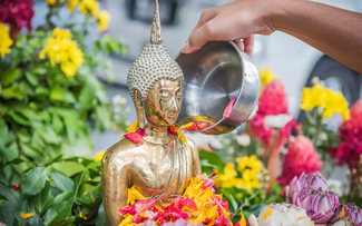 Nam Ob Thai, the scented water of the Thai Songkran Festival 