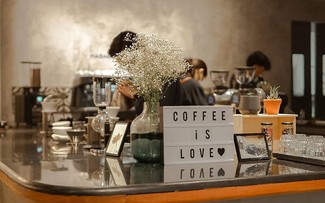 What makes Habakuk Fine Coffee & Bistro a Michelin guide restaurant in Hanoi? 