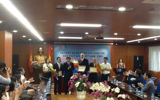 Remise des prix du concours «Que savez-vous du Vietnam 2015»