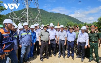 Pham Minh Chinh demande de se concentrer sur la construction de la ligne de transmission de 500 kV du circuit 3 