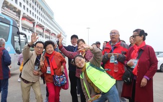 Cruise ship brings 400 tourists to Ha Long Bay
