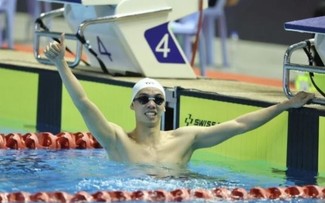 Swimmer Huy Hoang breaks records at Asian tournament