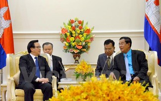 Hoang Binh Quan, Utusan Khusus dari Sekjen KS PKV menyampaikan hasil Kongres Nasional ke-12 PKV kepada para pemimpin Kamboja