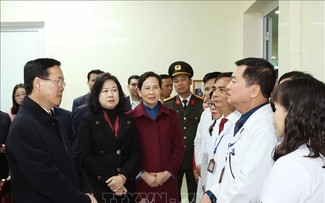 Presiden Vietnam, Vo Van Thuong Kunjungi dan Ucapkan Selamat Kepada Para Jururawat dan Dokter di Provinsi Ha Nam