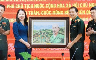 Wakil Presiden Vo Thi Anh Xuan Mengunjungi dan Mengucapkan Selamat Hari Dokter Vietnam