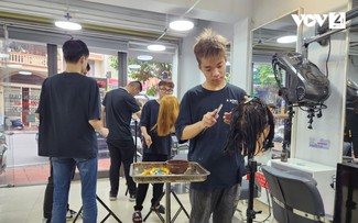 Tempat Pangkas Rambut “Tanpa Suara” di Ha Long