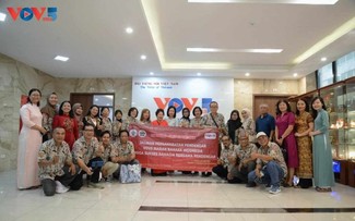Pimpinan Radio Suara Vietnam Menerima Borneo Listener Club, Indonesia