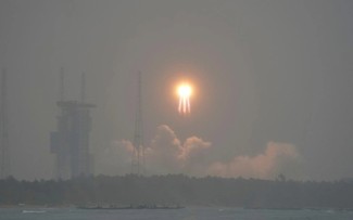 中国の無人月面探査機 “月の裏側への着陸成功” 国営メディア