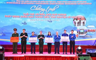 Quang Binh enhances communications of sea and islands among youth