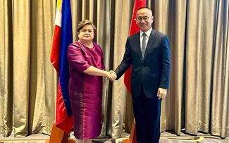 China, Philippines agree to ease tension 