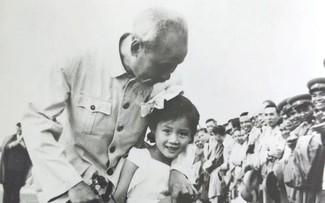 Unforgettable memory of the Chinese girl taking photo with President Ho Chi Minh