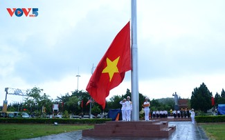 Huyện đảo Cô Tô tổ chức lễ Thượng Cờ nhân dịp kỷ niệm 134 năm ngày sinh Chủ tịch Hồ Chí Minh