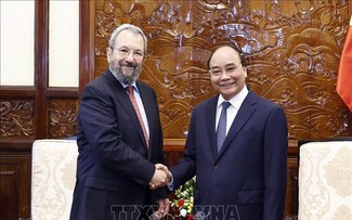 Ehud Barak reçu par Nguyên Xuân Phuc