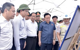 Vuong Dinh Huê contrôle les chantiers de l’autoroute Bên Luc-Long Thành et de l’aéroport de Long Thành