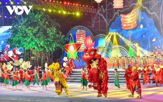 Mãn nhãn với hàng trăm đèn lồng khổng lồ tại Lễ hội Thành Tuyên 2023
