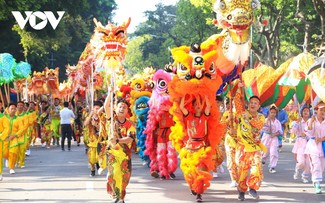 Hàng nghìn người trình diễn Carnaval Thu Hà Nội trên phố đi bộ Hồ Hoàn Kiếm
