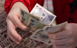 日銀　大規模金融緩和の維持を決定