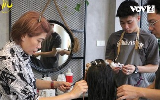 山岳少数民族の若者に職業の扉を開く理髪店