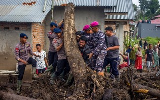 豪雨災害の死者・不明者77人に 土石流で被害拡大　インドネシア