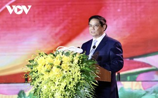 チン首相 クァンビン省の誕生施行420周年記念式典に参列