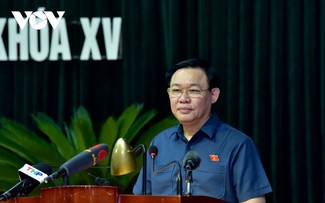 越南国会主席王庭惠与海防市选民进行接触