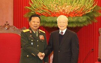越共中央总书记阮富仲会见老挝国防部长占沙蒙•占雅拉