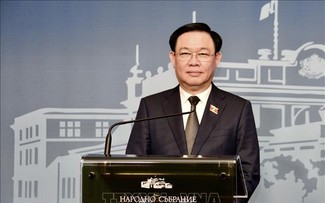 越南国会主席王庭惠会见保加利亚一些行业协会和企业代表