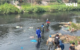 “绿色河内”环保志愿小组——为河内河流重获生机做出贡献的战士