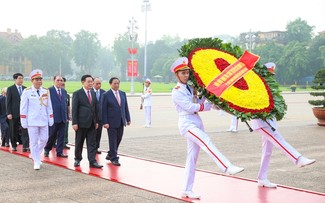 国家统一四十九周年之际，越南党、国家领导人入陵瞻仰胡志明主席遗容