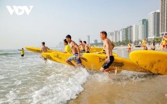 国内外15支救援队参加岘港国际海滩救护比赛
