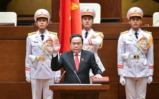 陈青敏宣誓就任越南国会主席一职