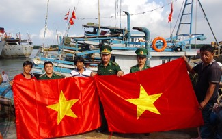 巴地头顿省向渔民赠送国旗