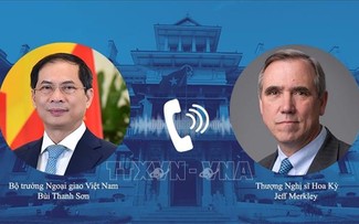 外交部长裴青山与美国参议员杰夫·默克里通电话