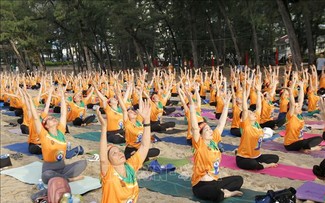 2024年第十届国际瑜伽日：600多人在平顺省参加瑜伽集体表演