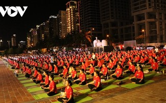 1500多人参加2024年岘港国际瑜伽节的集体表演