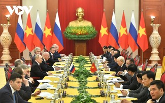 越共中央总书记阮富仲与俄罗斯总统普京举行会谈