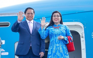 范明政和夫人启程对韩国进行正式访问
