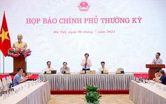 政府例行记者会：专家高度评价越南经济发展成果和前景