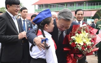 越南国家主席苏林探望阮攸越老双语学校