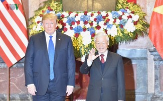 Donald Trump reçu par les dirigeants vietnamiens