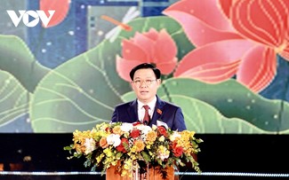 Parlamentspräsident Vuong Dinh Hue nimmt am 60. Gründungstag der Stadt Vinh teil