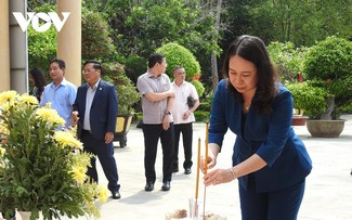 Vo Thi Anh Xuan zündet Räucherstäbchen in historischer Gedenkstätte des Kon-Tum-Gefängnisses an