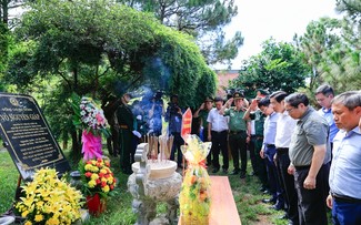 Premierminister Pham Minh Chinh zündet Räucherstäbchen zu Ehren des Generals Vo Nguyen Giap und gefallener Soldaten