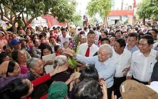Bilder über die Zuneigung von KPV-Generalsekretär Nguyen Phu Trong für Bewohner und Soldaten 