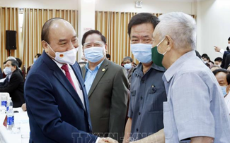 Staatspräsident trifft hochrangige Beamte im Ruhestand in Zentralvietnam